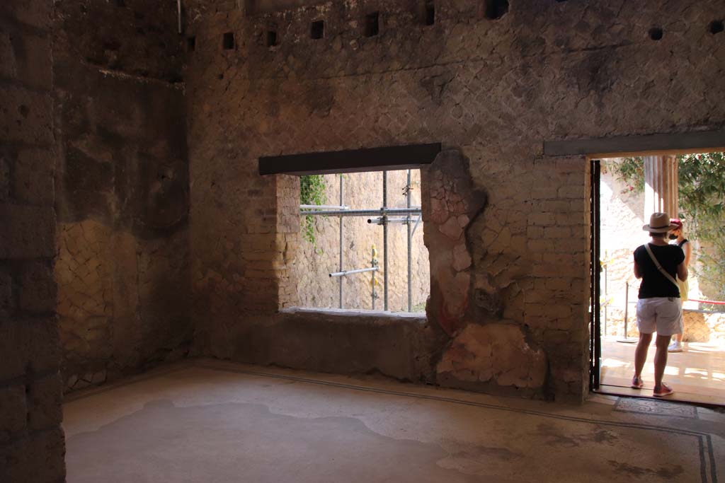 V.15 Herculaneum. September 2021.
Looking through doorway into triclinium, with doorway to portico in south wall, on right. Photo courtesy of Klaus Heese.